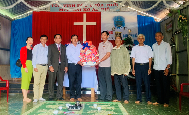 Huyện ủy, HĐND, UBND, UBMTTQVN huyện thăm và chúc mừng các cơ sở, điểm nhóm Công giáo và Tin lành nhân dịp Lễ Giáng sinh  năm 2023